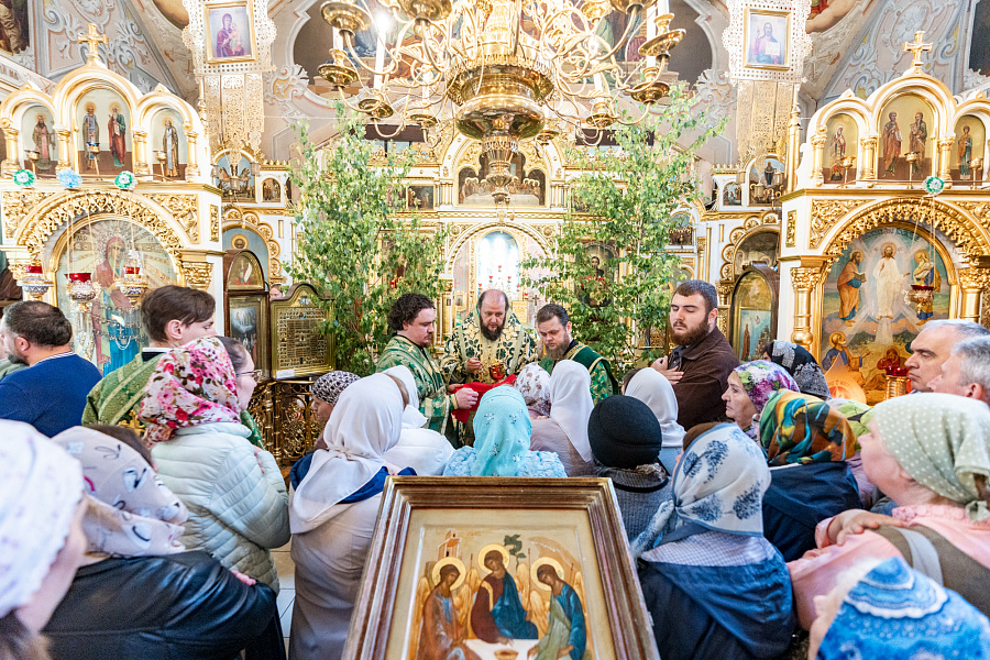 Божественная литургия в День Святого Духа в Троицком храме в Наташине города Люберцы